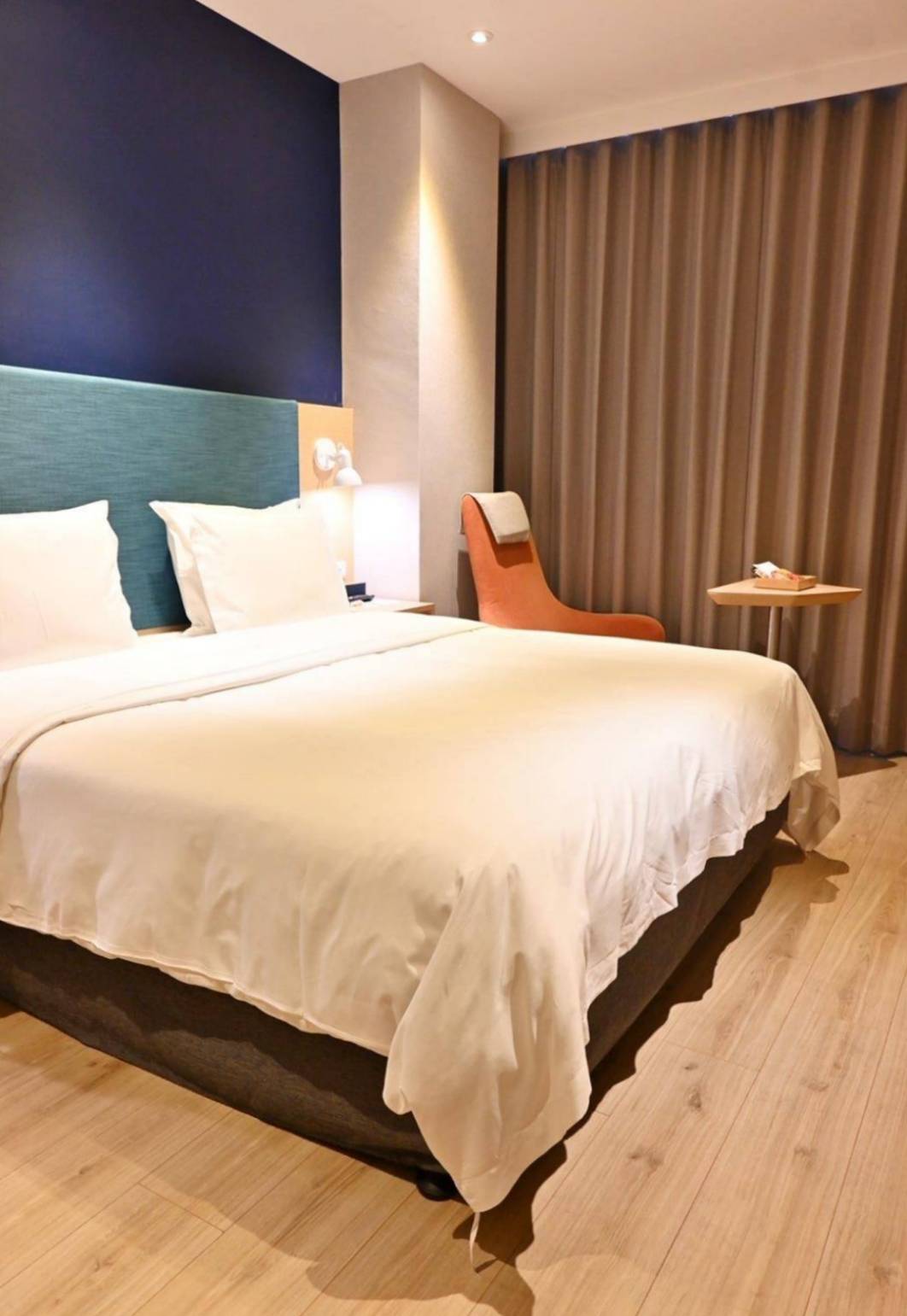 台中西屯區住宿推薦｜臺中逢甲智選假日酒店｜提供住宿客免費停車場，設施多元附洗衣健身房，輕鬆步行即到逢甲夜市，吃喝玩樂生活機能方便之臺中逢甲智選假日酒店入住心得分享！