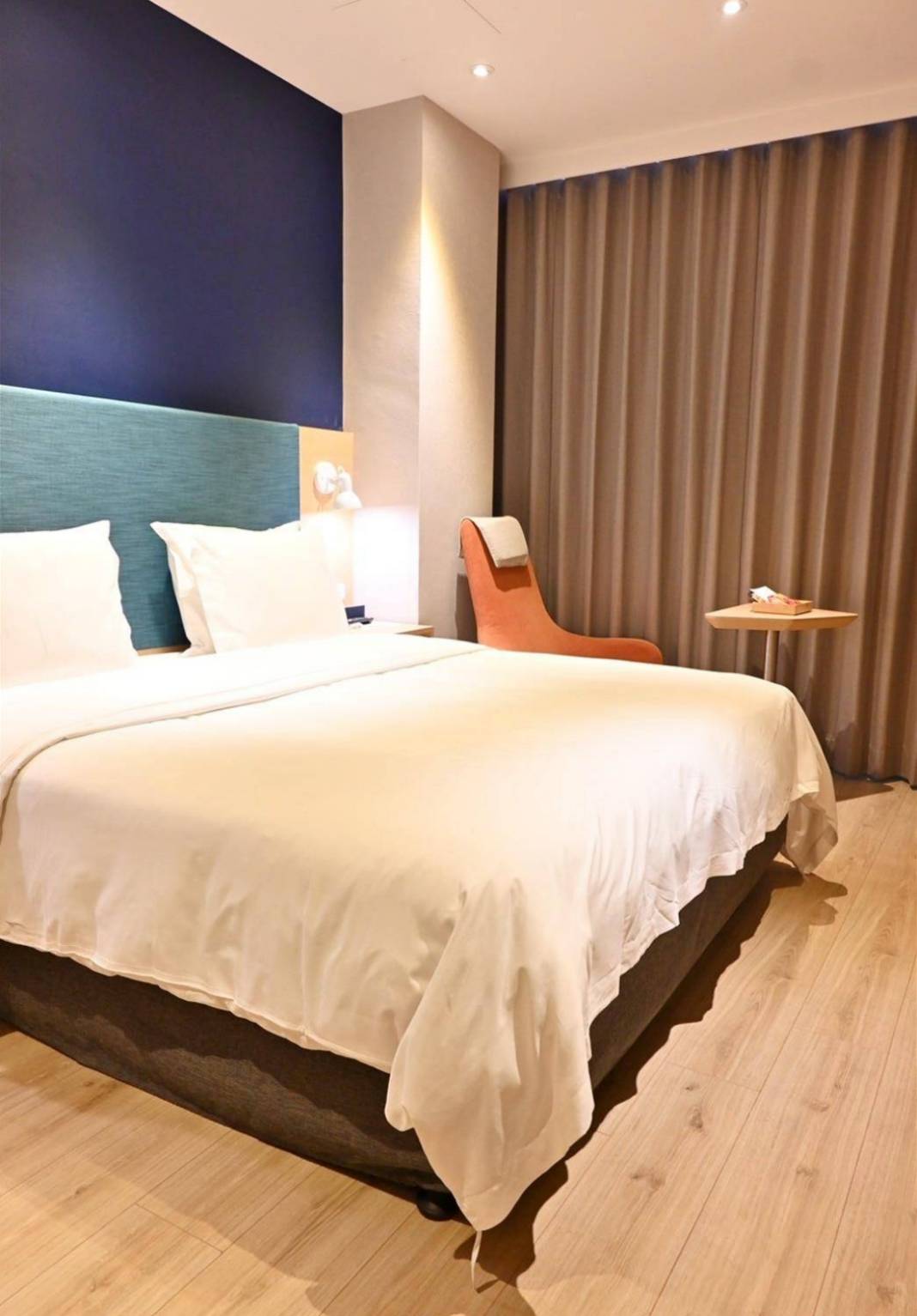 台中西屯區住宿推薦｜臺中逢甲智選假日酒店｜提供住宿客免費停車場，設施多元附洗衣健身房，輕鬆步行即到逢甲夜市，吃喝玩樂生活機能方便之臺中逢甲智選假日酒店入住心得分享！