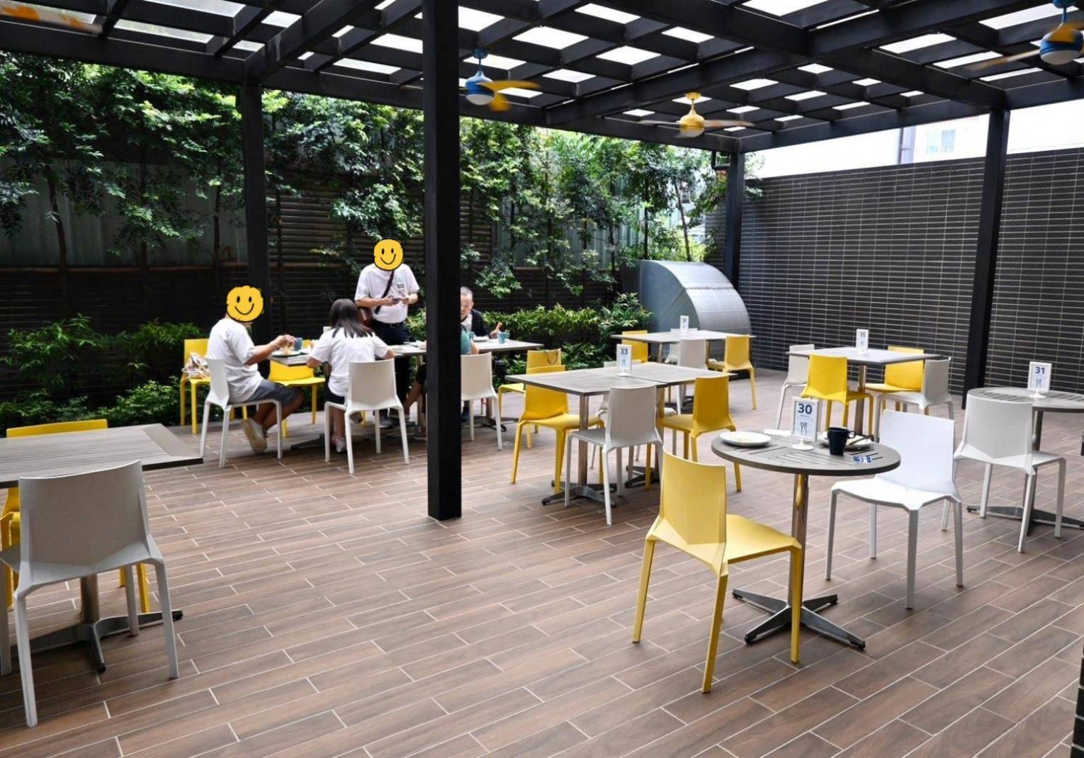 台中西屯區住宿推薦｜臺中逢甲智選假日酒店｜提供住宿客免費停車場，設施多元附洗衣健身房，輕鬆步行即到逢甲夜市，吃喝玩樂生活機能方便之臺中逢甲智選假日酒店入住心得分享！