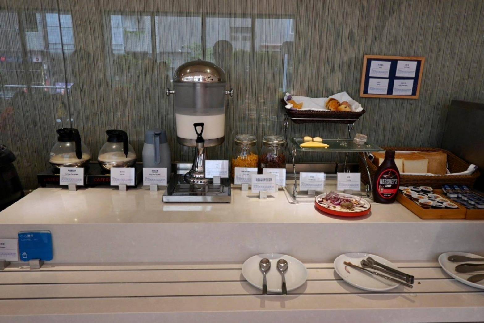 台中西屯區住宿推薦｜臺中逢甲智選假日酒店｜提供住宿客免費停車場，設施多元附洗衣健身房，輕鬆步行即到逢甲夜市，吃喝玩樂生活機能方便之臺中逢甲智選假日酒店入住心得分享！