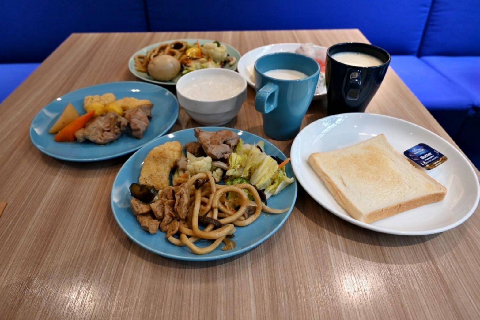 台中西屯區住宿推薦｜臺中逢甲智選假日酒店｜提供住宿客免費停車場，設施多元附洗衣健身房，輕鬆步行即到逢甲夜市，吃喝玩樂生活機能方便之臺中逢甲智選假日酒店入住心得分享！