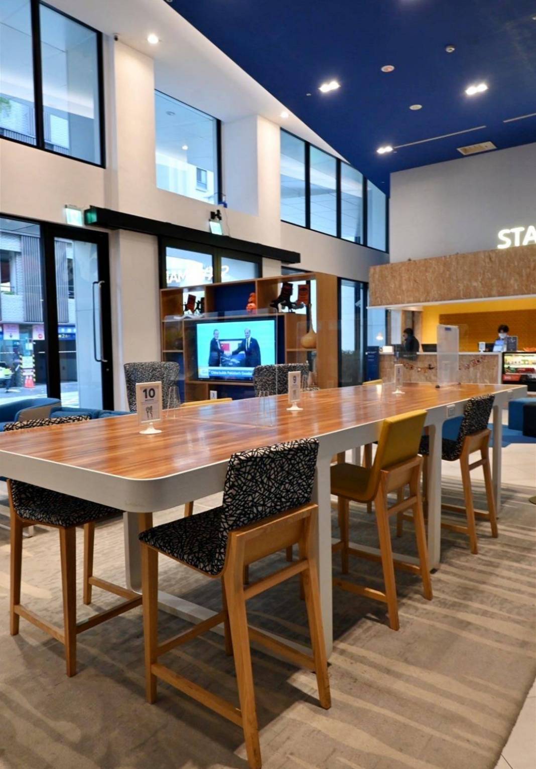 台中西屯區住宿推薦｜臺中逢甲智選假日酒店｜提供住宿客免費停車場，設施多元附洗衣健身房，輕鬆步行即到逢甲夜市，吃喝玩樂生活機能方便之臺中逢甲智選假日酒店入住心得分享！