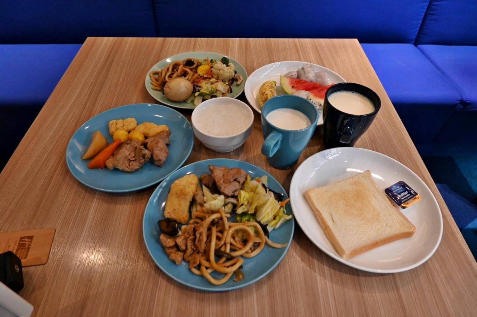 台中西屯區住宿推薦｜臺中逢甲智選假日酒店｜提供住宿客免費停車場，設施多元附洗衣健身房，輕鬆步行即到逢甲夜市，吃喝玩樂生活機能方便之臺中逢甲智選假日酒店入住心得分享！