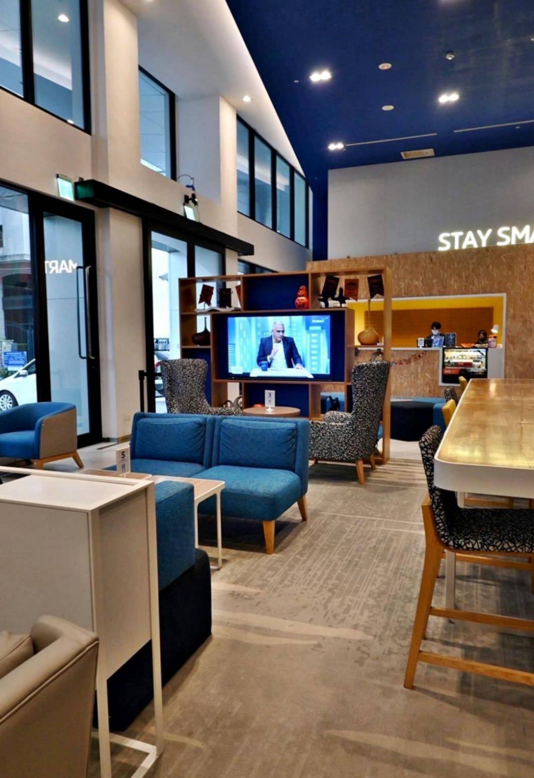 台中西屯區住宿推薦｜臺中逢甲智選假日酒店｜提供住宿客免費停車場，設施多元附洗衣健身房，輕鬆步行即到逢甲夜市，吃喝玩樂生活機能方便之臺中逢甲智選假日酒店入住心得分享！