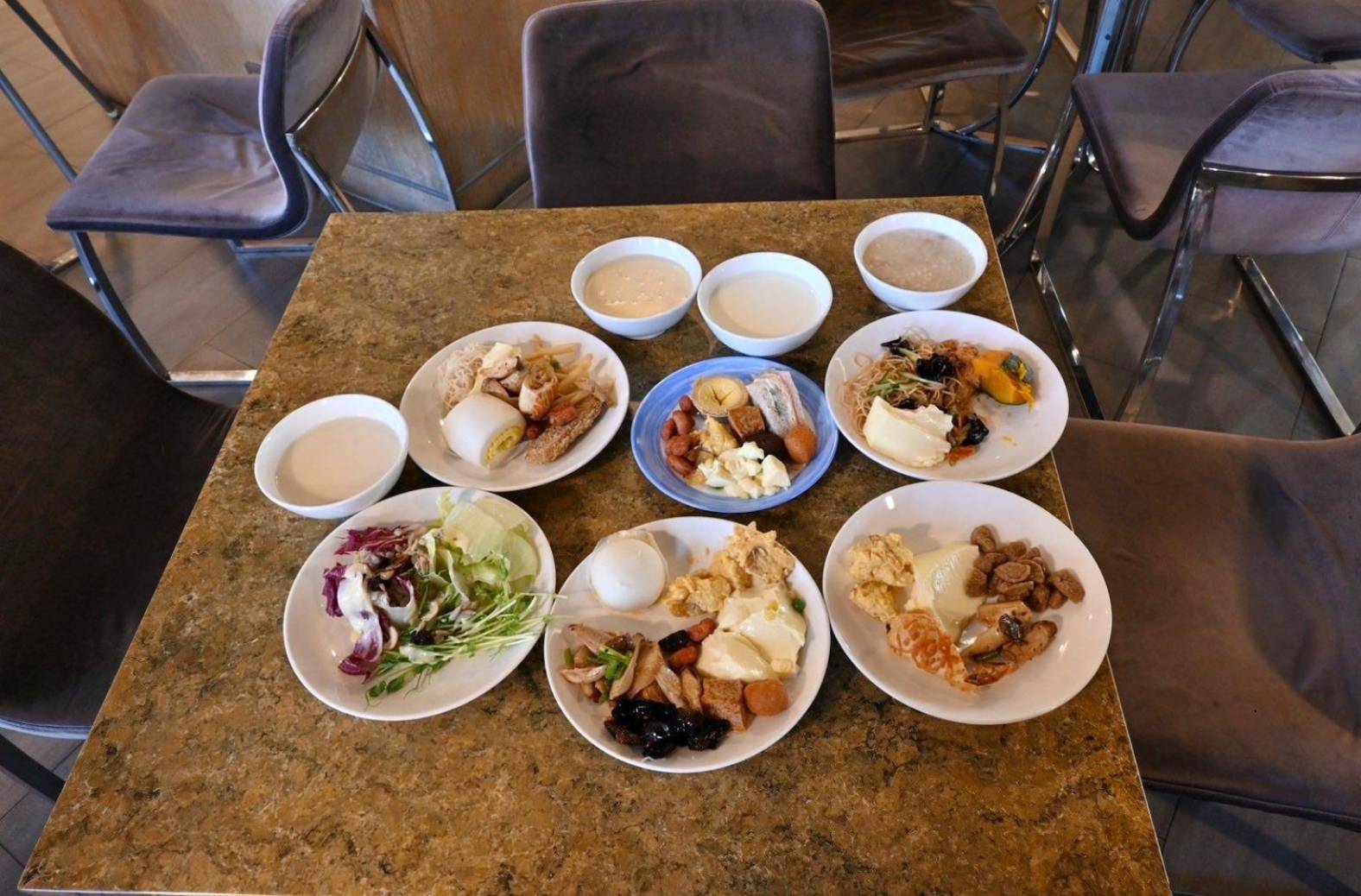 台中西屯區住宿推薦｜台中碧根逢甲酒店Beacon Hotel｜三訪入住碧根家庭套房，自助早餐豐富多樣，地下室設停車場，距離逢甲夜市步行僅1分鐘，吃喝玩樂生活機能一應俱全之碧根逢甲酒店入住心得分享！