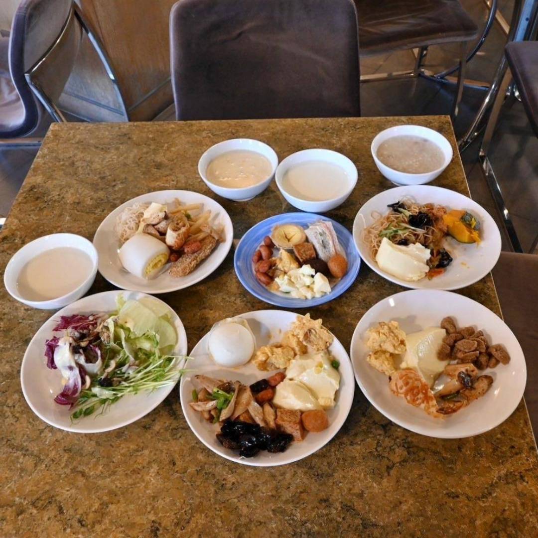 台中西屯區住宿推薦｜台中碧根逢甲酒店Beacon Hotel｜三訪入住碧根家庭套房，自助早餐豐富多樣，地下室設停車場，距離逢甲夜市步行僅1分鐘，吃喝玩樂生活機能一應俱全之碧根逢甲酒店入住心得分享！