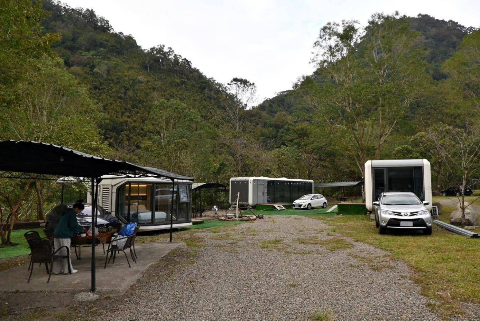 新竹縣尖石鄉露營推薦｜瀾音悠悠 Lanvillage｜夜宿尊爵太空艙，綠蔭扶疏風景宜人，適合各年齡層之懶人露營入住心得分享！