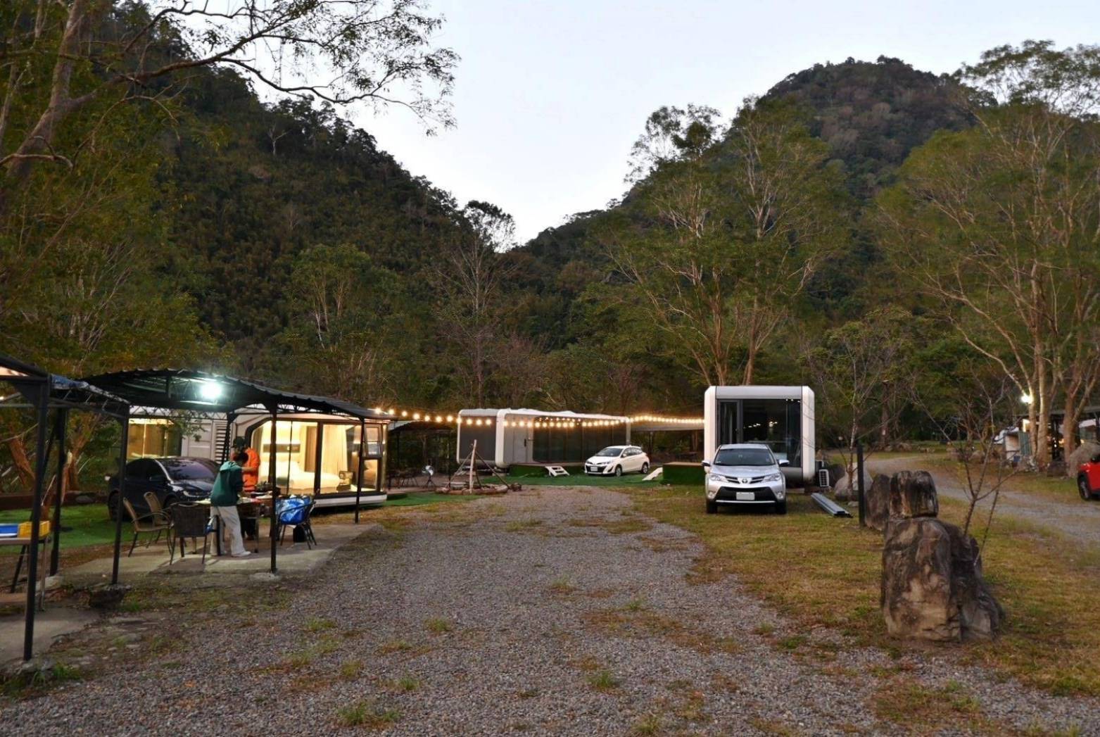 新竹縣尖石鄉露營推薦｜瀾音悠悠 Lanvillage｜夜宿尊爵太空艙，綠蔭扶疏風景宜人，適合各年齡層之懶人露營入住心得分享！