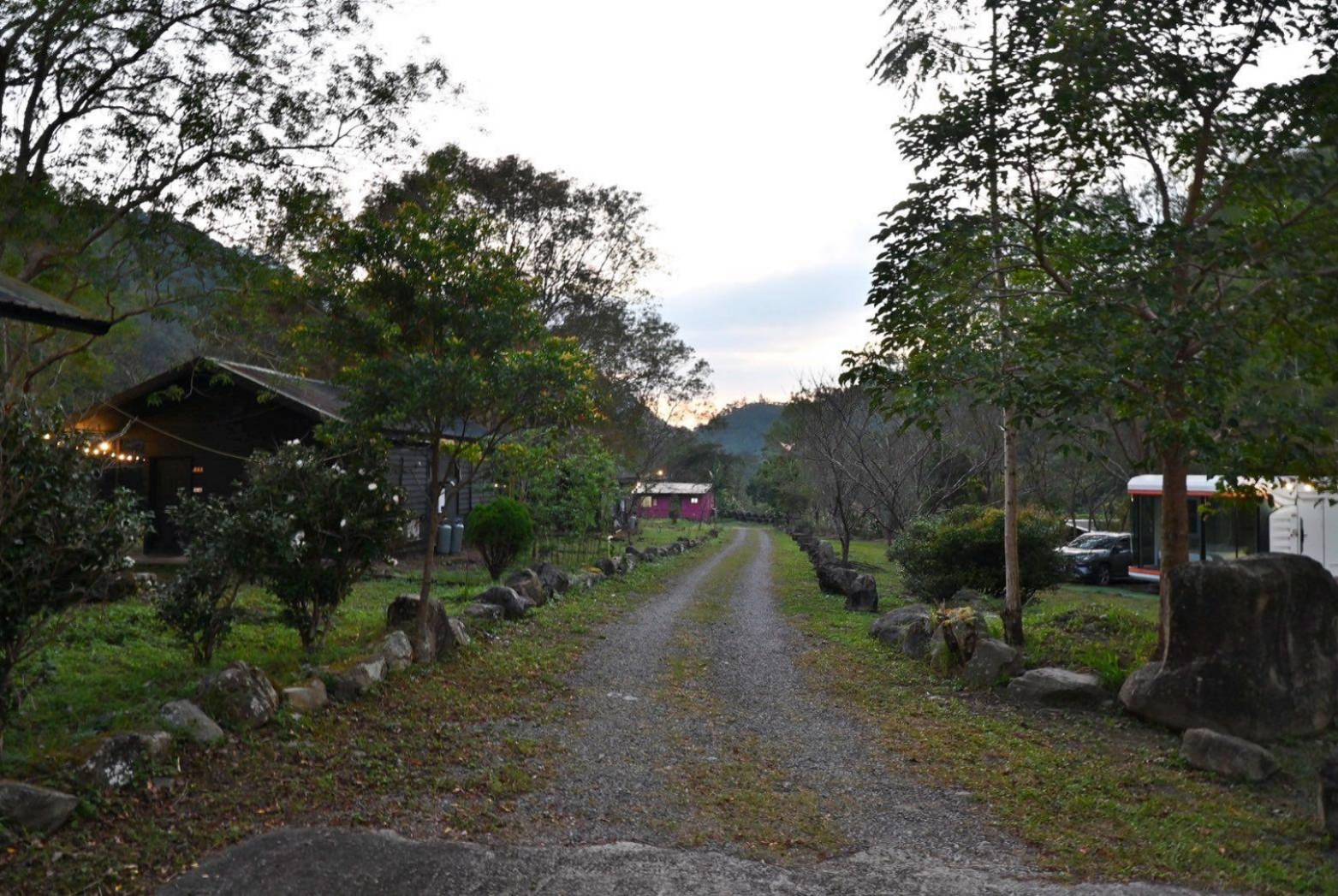新竹縣尖石鄉露營推薦｜瀾音悠悠 Lanvillage｜夜宿尊爵太空艙，綠蔭扶疏風景宜人，適合各年齡層之懶人露營入住心得分享！