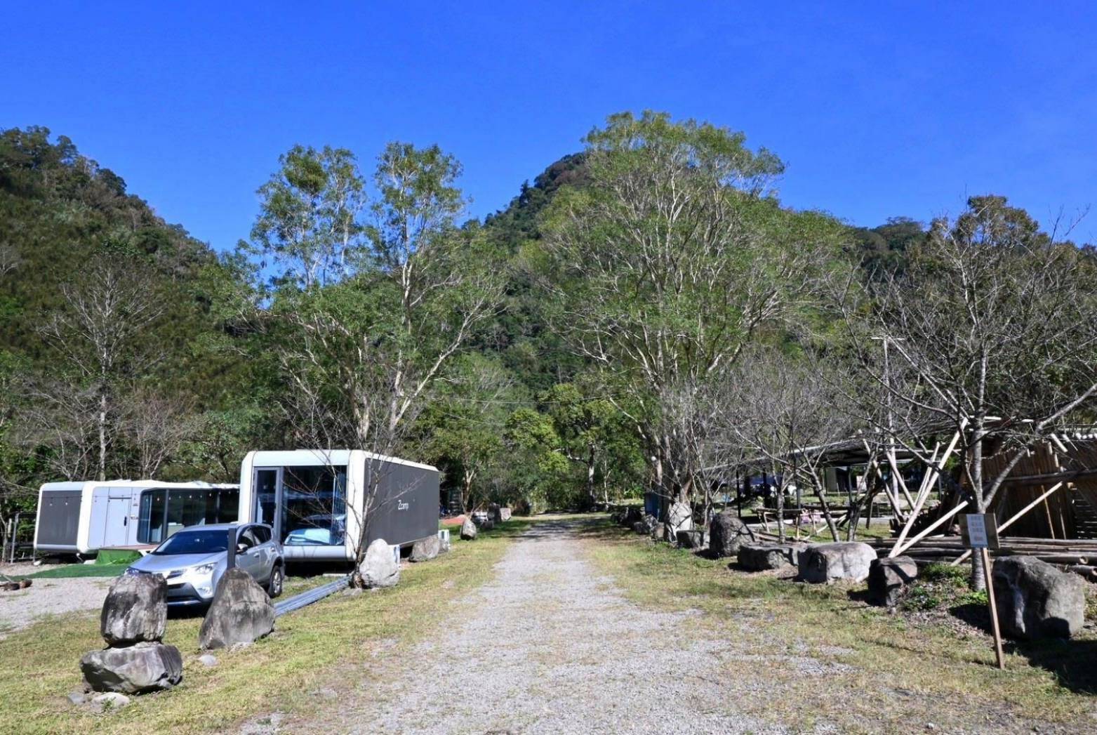 新竹縣尖石鄉露營推薦｜瀾音悠悠 Lanvillage｜夜宿尊爵太空艙，綠蔭扶疏風景宜人，適合各年齡層之懶人露營入住心得分享！