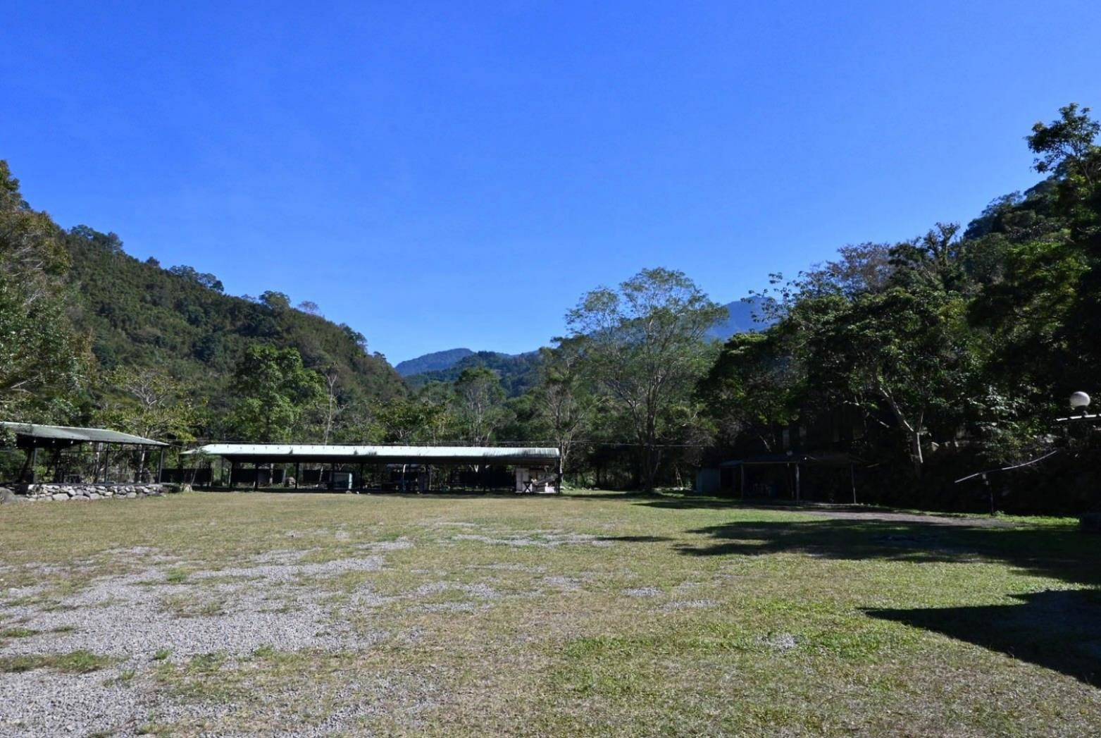 新竹縣尖石鄉露營推薦｜瀾音悠悠 Lanvillage｜夜宿尊爵太空艙，綠蔭扶疏風景宜人，適合各年齡層之懶人露營入住心得分享！