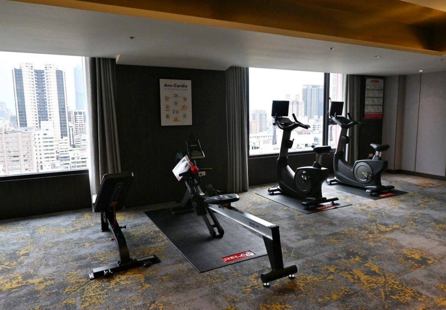 高雄市前金區住宿推薦｜福容徠旅高雄店｜福容大飯店創建的輕旅品牌，步行至高雄前金捷運站僅3分鐘，免費迎賓飲品點心及健身房之福容徠旅高雄店開箱分享！