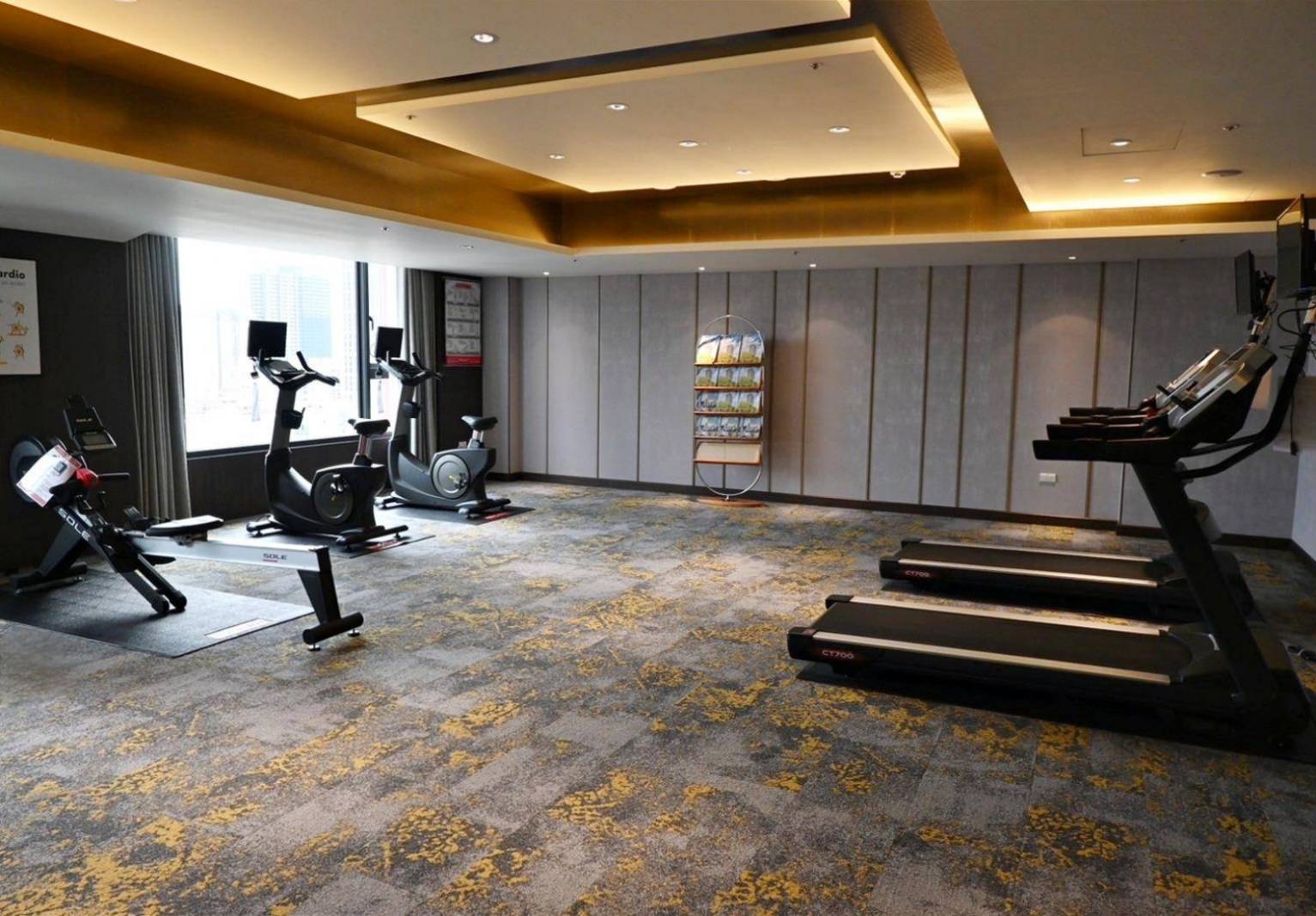 高雄市前金區住宿推薦｜福容徠旅高雄店｜福容大飯店創建的輕旅品牌，步行至高雄前金捷運站僅3分鐘，免費迎賓飲品點心及健身房之福容徠旅高雄店開箱分享！