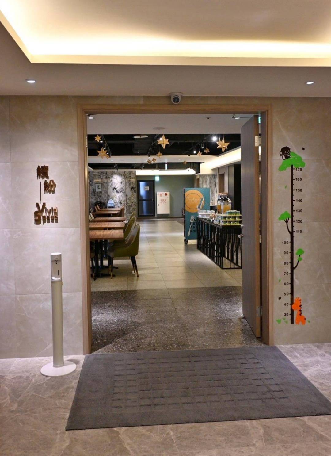 高雄市前金區住宿推薦｜福容徠旅高雄店｜福容大飯店創建的輕旅品牌，步行至高雄前金捷運站僅3分鐘，免費迎賓飲品點心及健身房之福容徠旅高雄店開箱分享！