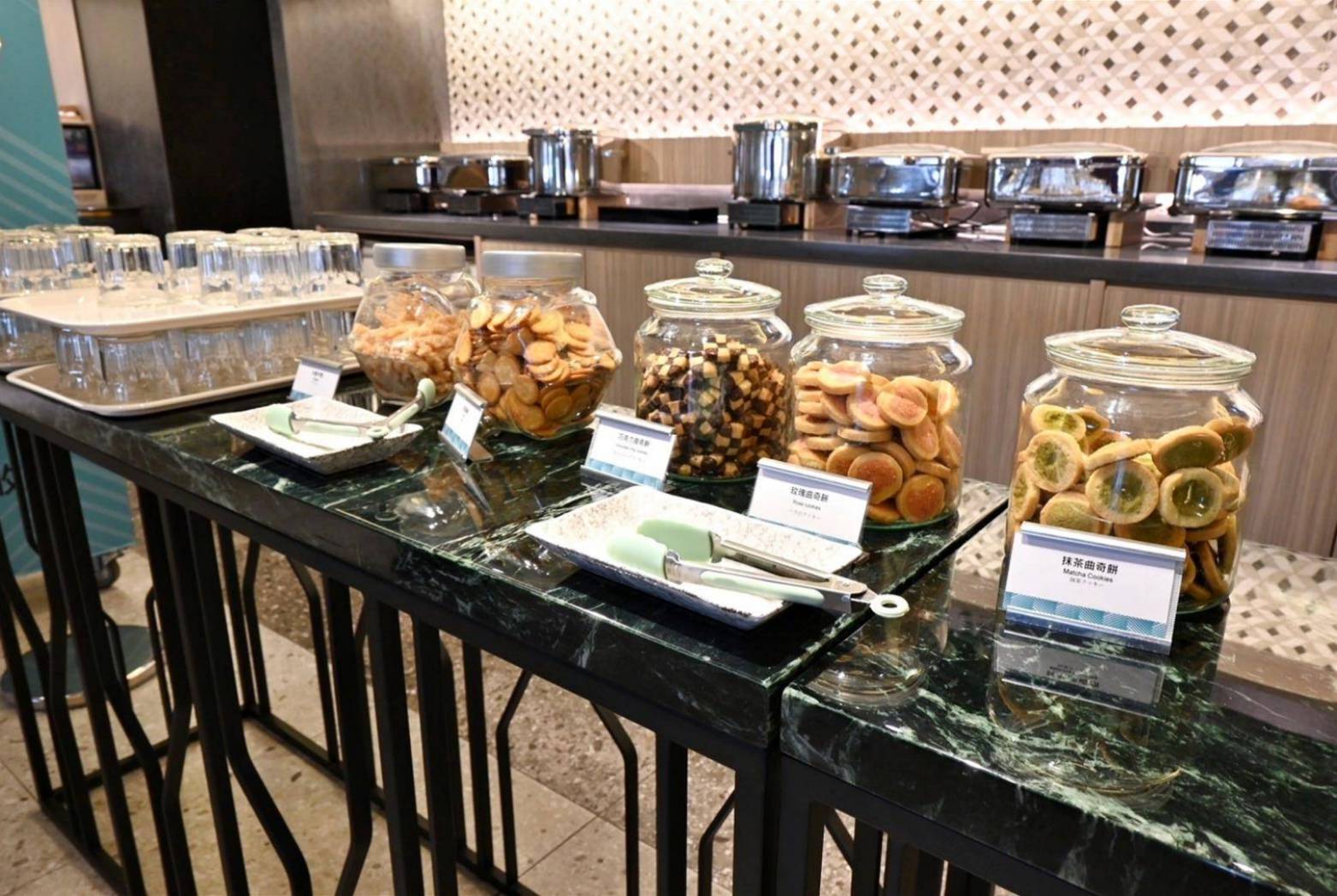 高雄市前金區住宿推薦｜福容徠旅高雄店｜福容大飯店創建的輕旅品牌，步行至高雄前金捷運站僅3分鐘，免費迎賓飲品點心及健身房之福容徠旅高雄店開箱分享！