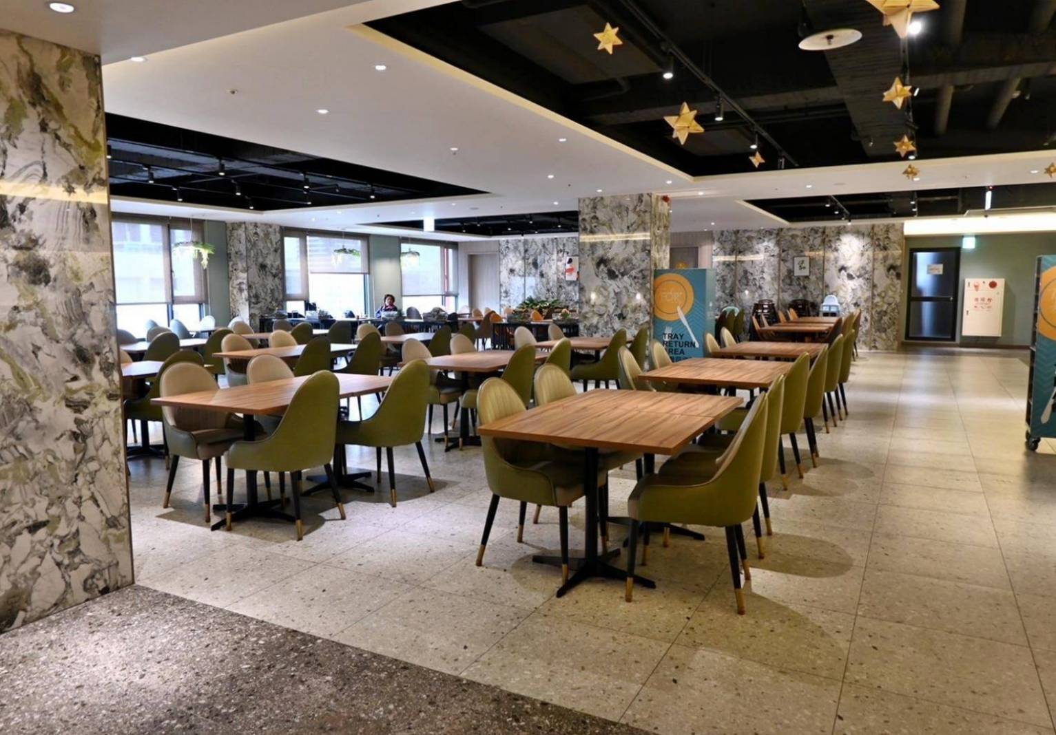 高雄市前金區住宿推薦｜福容徠旅高雄店｜福容大飯店創建的輕旅品牌，步行至高雄前金捷運站僅3分鐘，免費迎賓飲品點心及健身房之福容徠旅高雄店開箱分享！