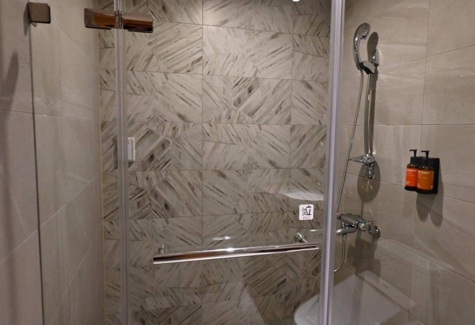 高雄市前金區住宿推薦｜福容徠旅高雄店｜福容大飯店創建的輕旅品牌，步行至高雄前金捷運站僅3分鐘，免費迎賓飲品點心及健身房之福容徠旅高雄店開箱分享！