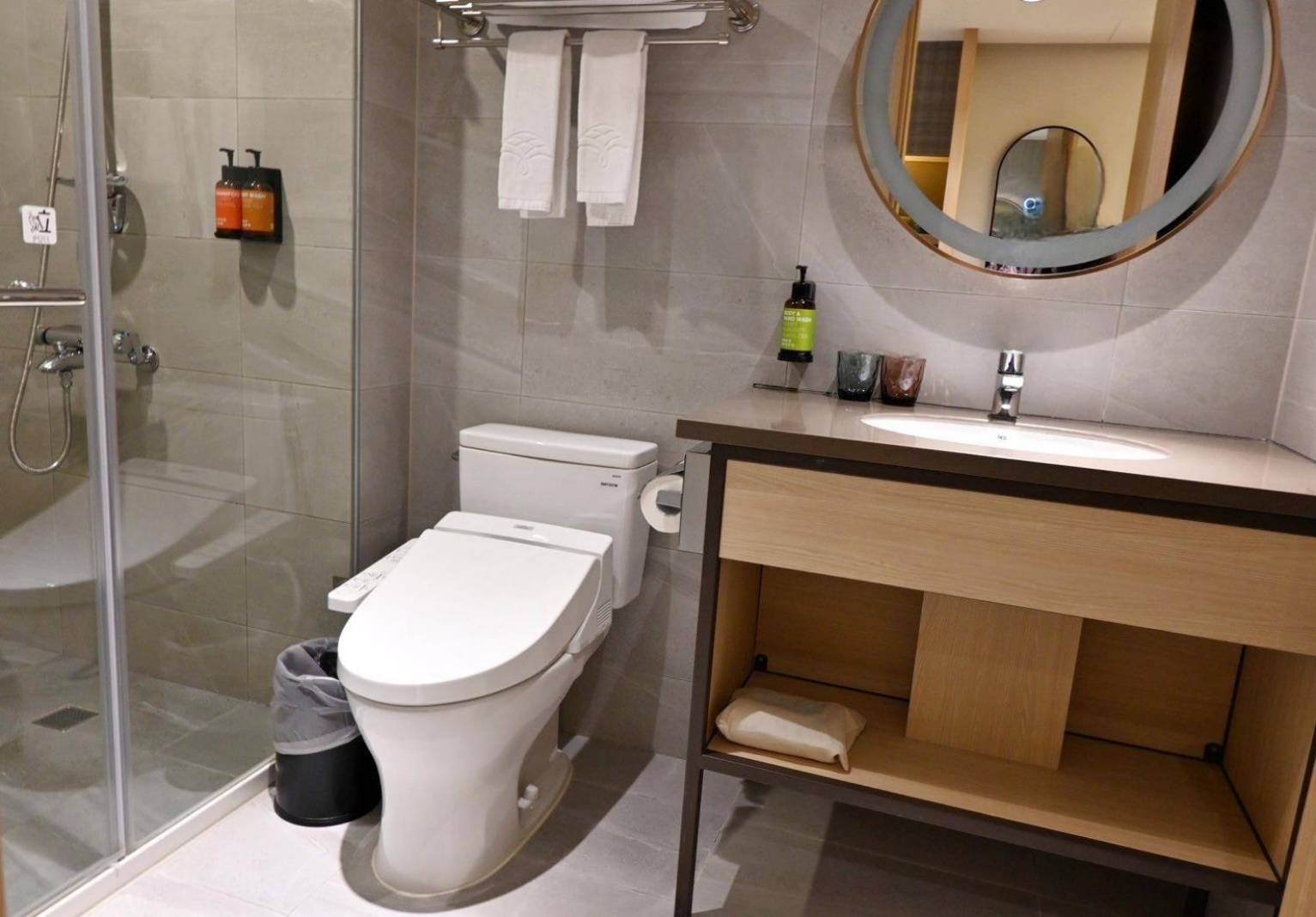 高雄市前金區住宿推薦｜福容徠旅高雄店｜福容大飯店創建的輕旅品牌，步行至高雄前金捷運站僅3分鐘，免費迎賓飲品點心及健身房之福容徠旅高雄店開箱分享！