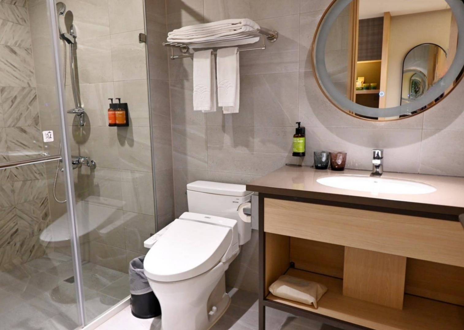 高雄市前金區住宿推薦｜福容徠旅高雄店｜福容大飯店創建的輕旅品牌，步行至高雄前金捷運站僅3分鐘，免費迎賓飲品點心及健身房之福容徠旅高雄店開箱分享！