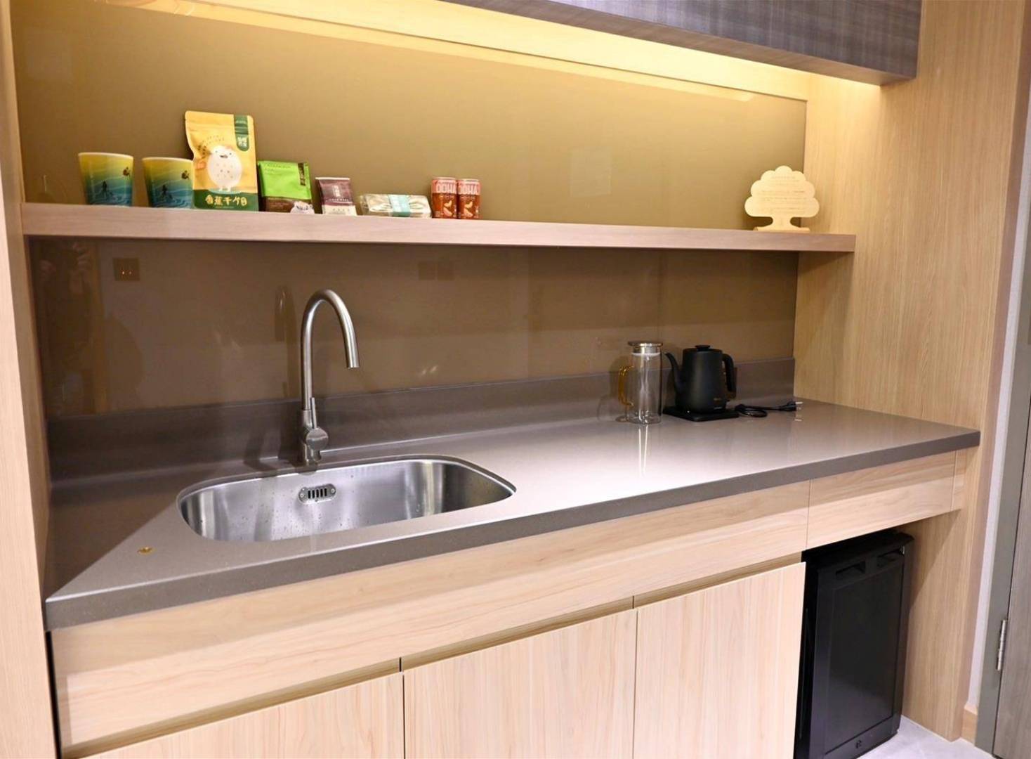 高雄市前金區住宿推薦｜福容徠旅高雄店｜福容大飯店創建的輕旅品牌，步行至高雄前金捷運站僅3分鐘，免費迎賓飲品點心及健身房之福容徠旅高雄店開箱分享！