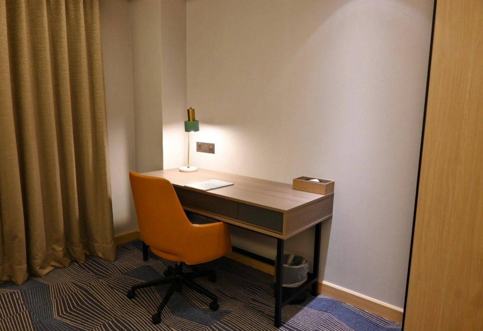 高雄市前金區住宿推薦｜福容徠旅高雄店｜福容大飯店創建的輕旅品牌，步行至高雄前金捷運站僅3分鐘，免費迎賓飲品點心及健身房之福容徠旅高雄店開箱分享！