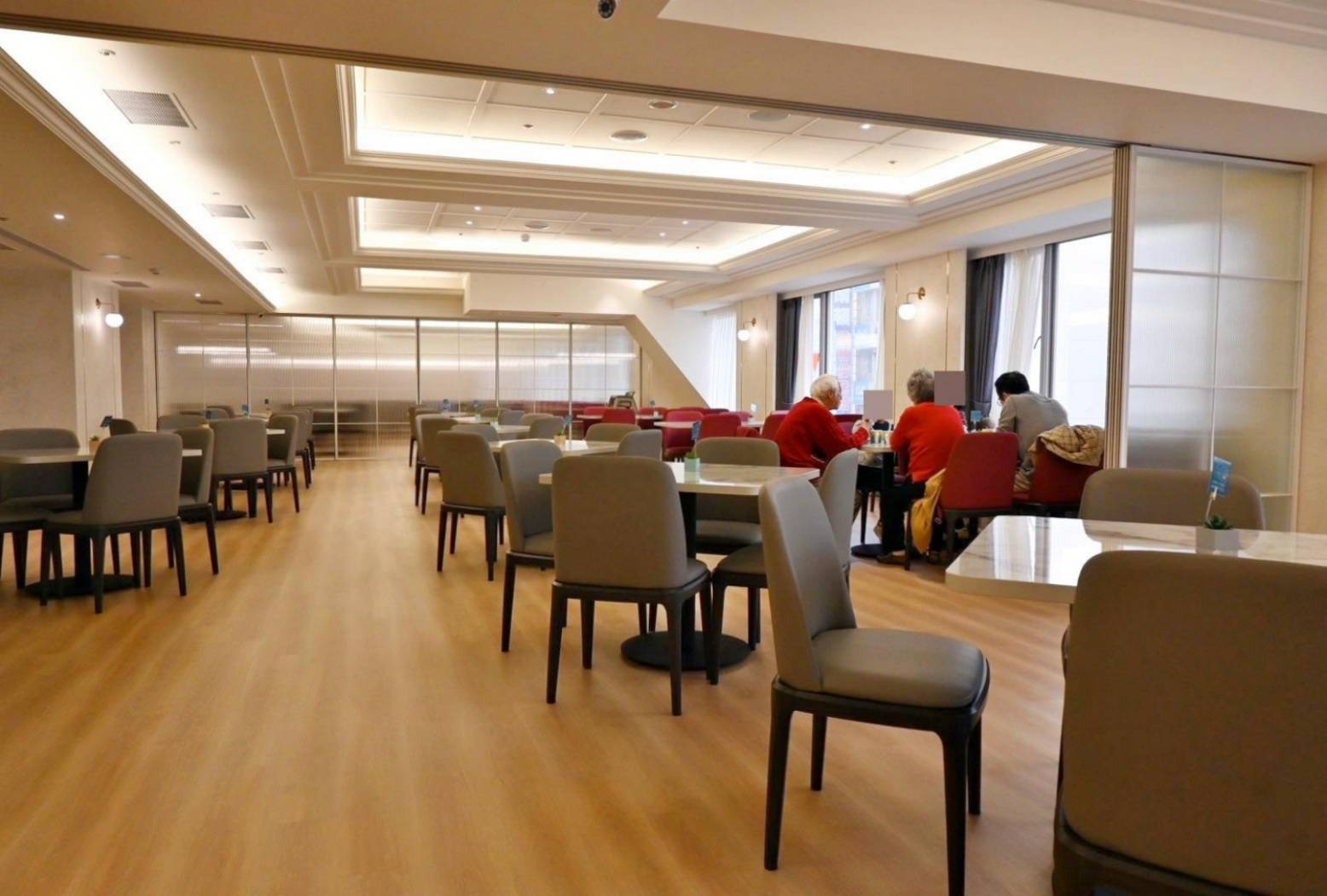 桃園市中壢區住宿推薦｜福容徠旅中壢店｜福容大飯店創建的輕旅品牌，步行至中壢車站僅4分鐘，地理位置絕佳，免費迎賓飲品點心及健身房之福容徠旅中壢店開箱分享！