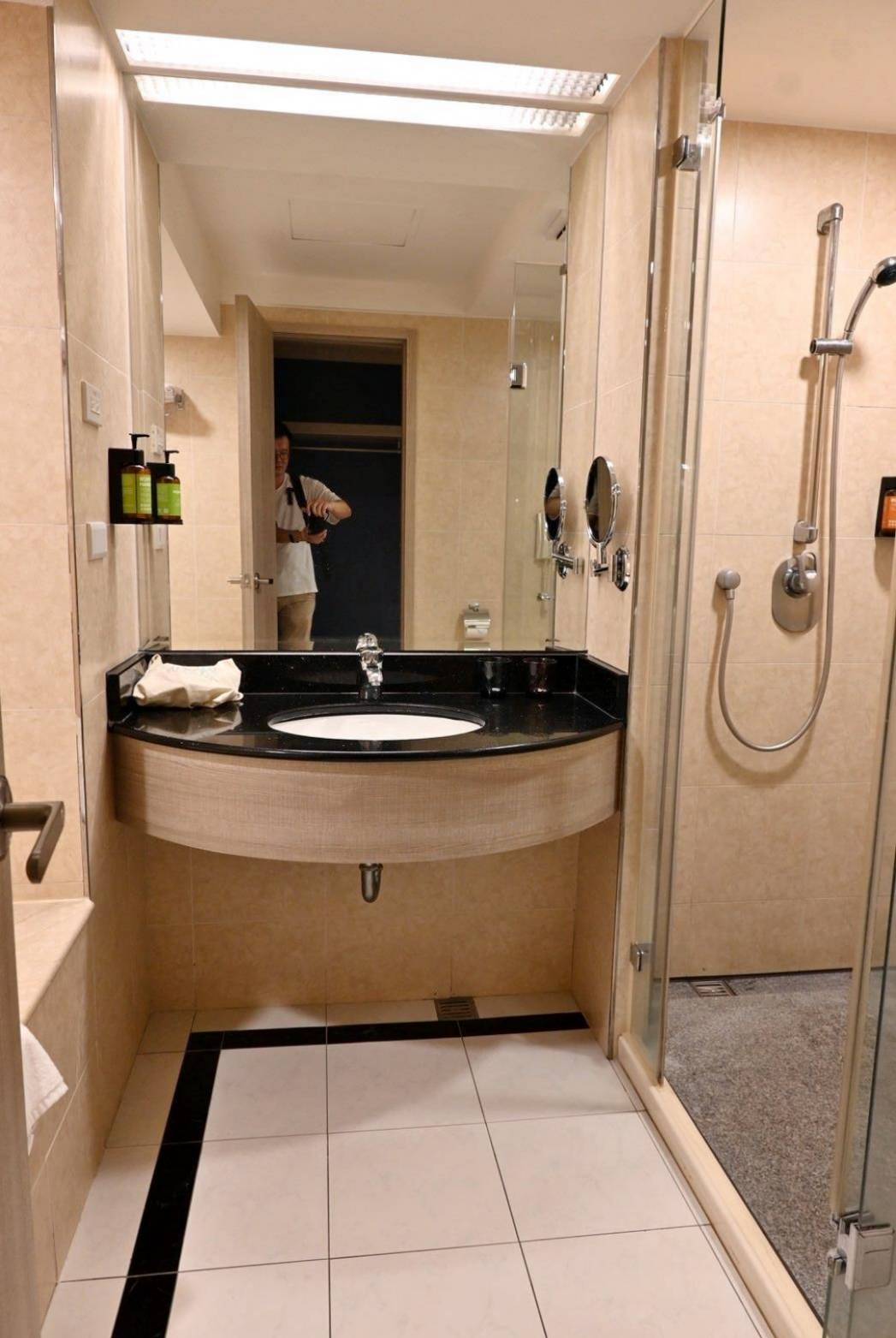 桃園市中壢區住宿推薦｜福容徠旅中壢店｜福容大飯店創建的輕旅品牌，步行至中壢車站僅4分鐘，地理位置絕佳，免費迎賓飲品點心及健身房之福容徠旅中壢店開箱分享！