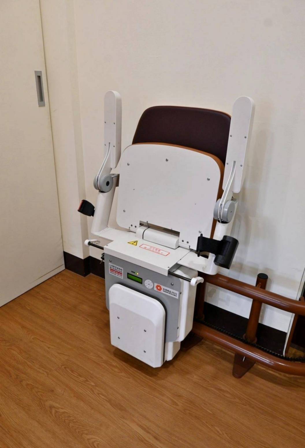 樓梯升降椅設備推薦｜羅布森樓梯升降椅｜樓梯升降椅第一品牌，MIT精品上下樓好幫手，台製升降椅安心有保障，全台各地免費預約評估，提供短期使用租賃方案之羅布森彎軌型樓梯升降椅體驗分享！