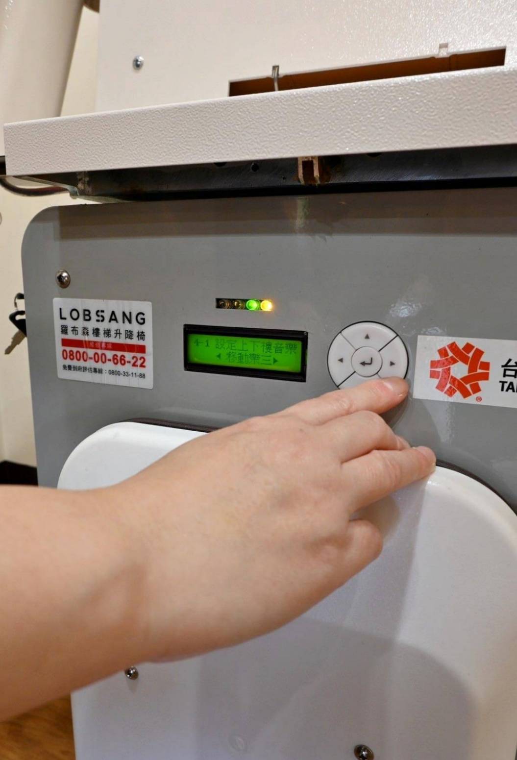 樓梯升降椅設備推薦｜羅布森樓梯升降椅｜樓梯升降椅第一品牌，MIT精品上下樓好幫手，台製升降椅安心有保障，全台各地免費預約評估，提供短期使用租賃方案之羅布森彎軌型樓梯升降椅體驗分享！