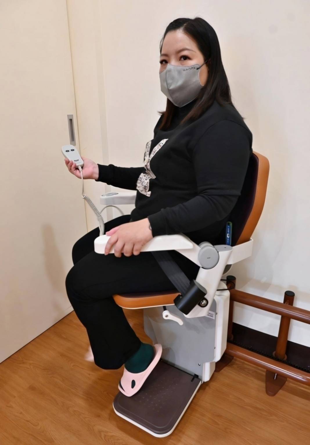 樓梯升降椅設備推薦｜羅布森樓梯升降椅｜樓梯升降椅第一品牌，MIT精品上下樓好幫手，台製升降椅安心有保障，全台各地免費預約評估，提供短期使用租賃方案之羅布森彎軌型樓梯升降椅體驗分享！