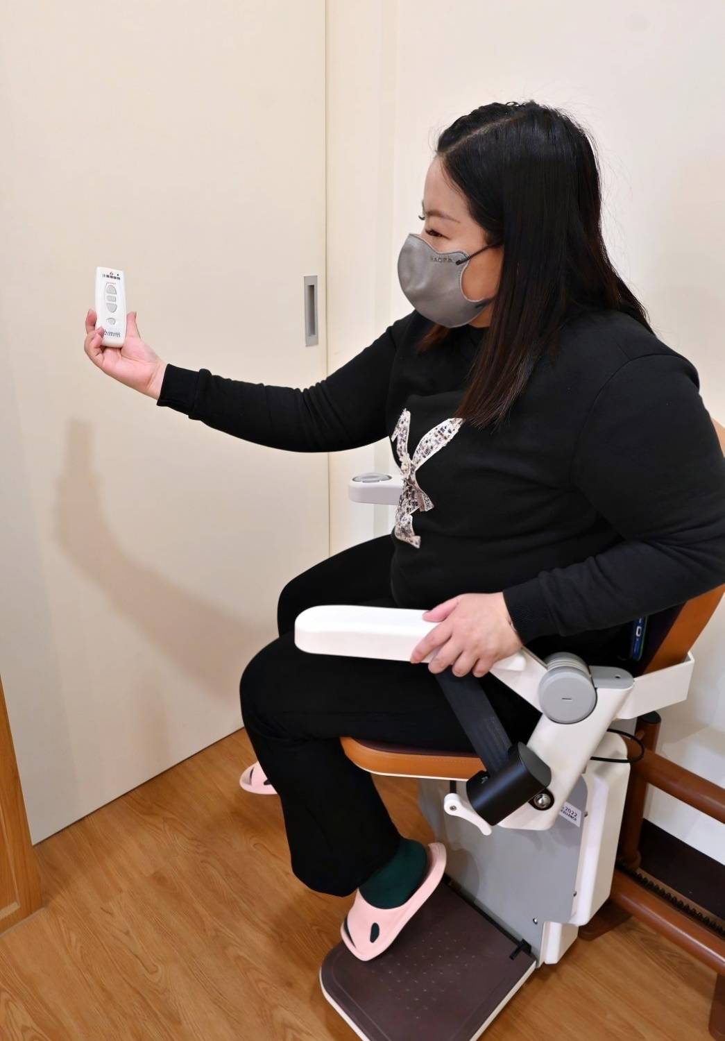 樓梯升降椅設備推薦｜羅布森樓梯升降椅｜樓梯升降椅第一品牌，MIT精品上下樓好幫手，台製升降椅安心有保障，全台各地免費預約評估，提供短期使用租賃方案之羅布森彎軌型樓梯升降椅體驗分享！