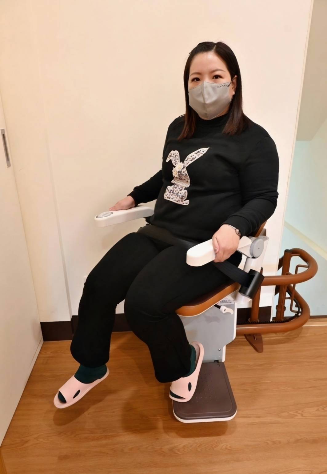 樓梯升降椅設備推薦｜羅布森樓梯升降椅｜樓梯升降椅第一品牌，MIT精品上下樓好幫手，台製升降椅安心有保障，全台各地免費預約評估，提供短期使用租賃方案之羅布森彎軌型樓梯升降椅體驗分享！