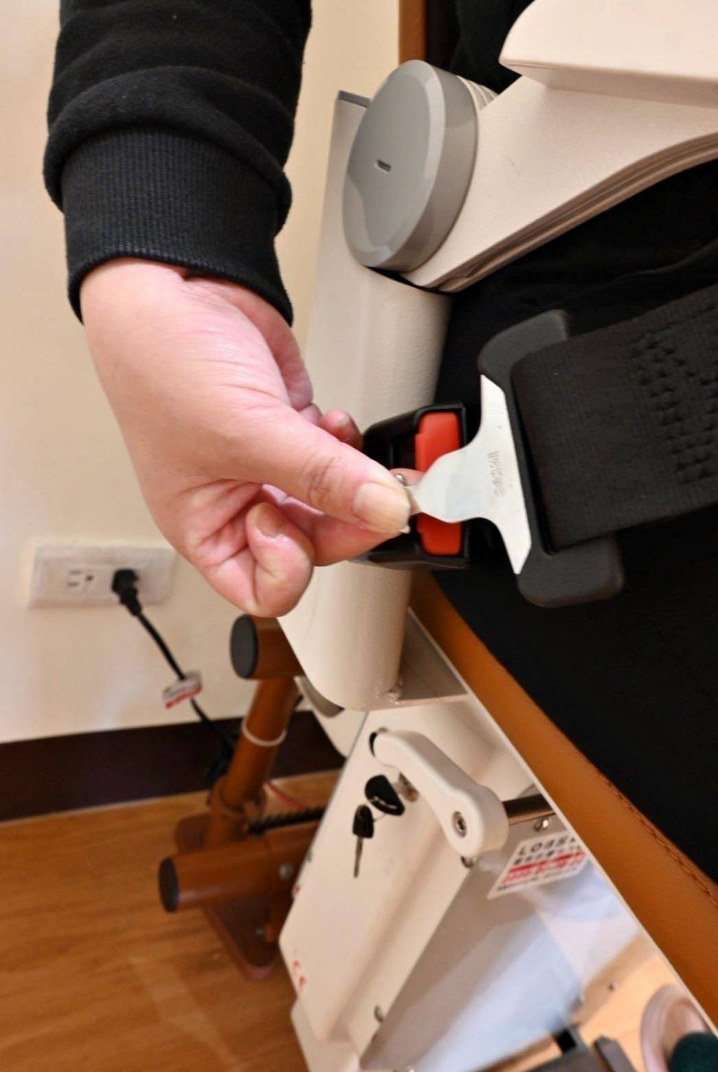 樓梯升降椅設備推薦｜羅布森樓梯升降椅｜樓梯升降椅第一品牌，MIT精品上下樓好幫手，台製升降椅安心有保障，全台各地免費預約評估，提供短期使用租賃方案之羅布森彎軌型樓梯升降椅體驗分享！