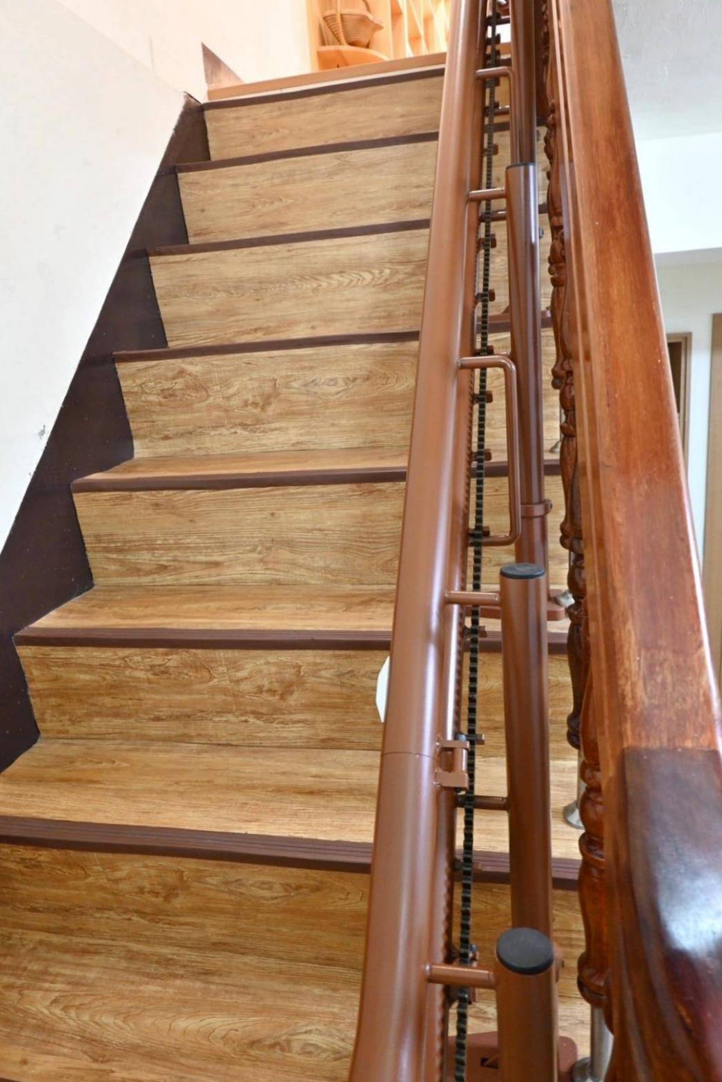 樓梯升降椅設備推薦｜羅布森樓梯升降椅｜樓梯升降椅第一品牌，MIT精品上下樓好幫手，台製升降椅安心有保障，全台各地免費預約評估，提供短期使用租賃方案之羅布森彎軌型樓梯升降椅體驗分享！