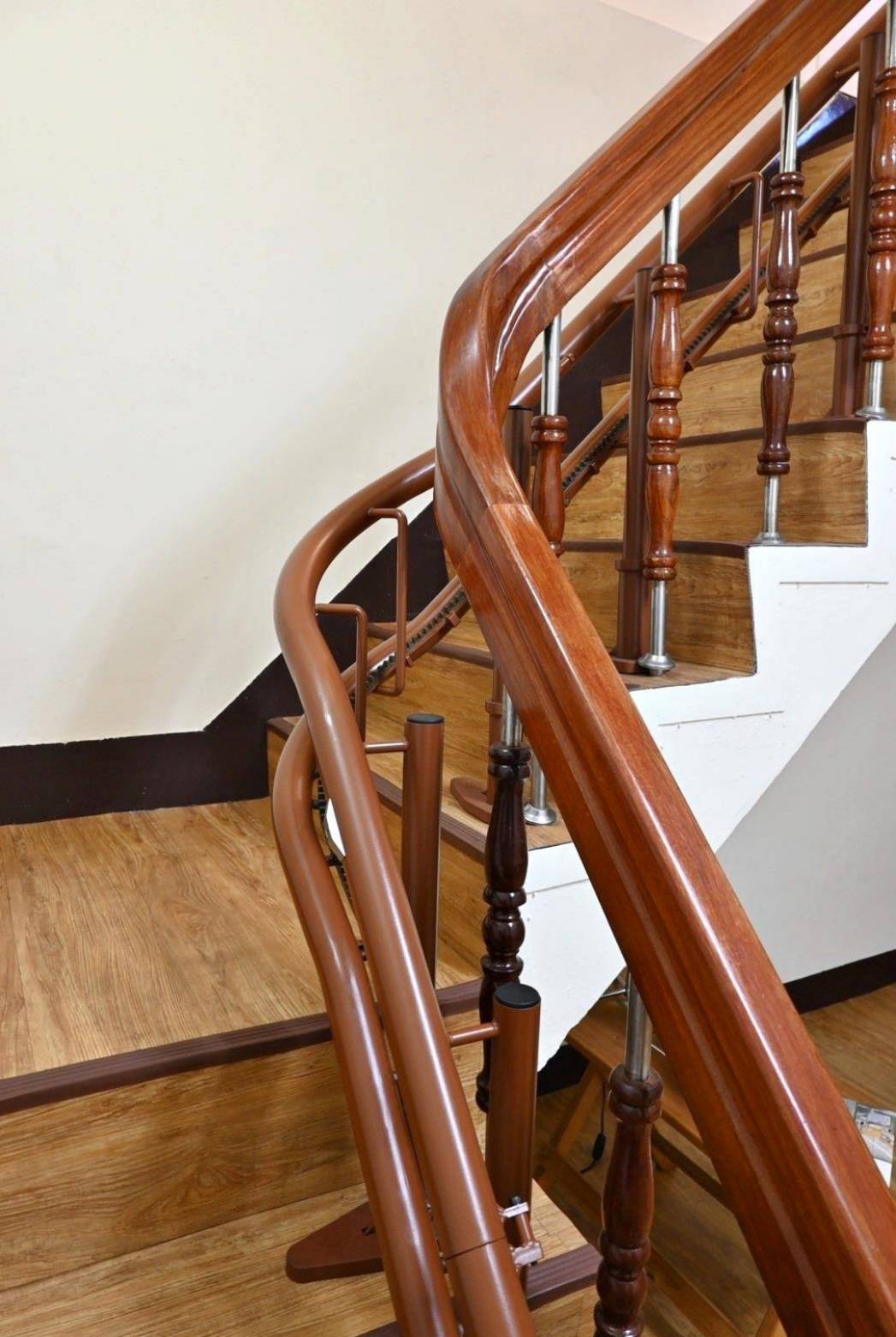 樓梯升降椅設備推薦｜羅布森樓梯升降椅｜樓梯升降椅第一品牌，MIT精品上下樓好幫手，台製升降椅安心有保障，全台各地免費預約評估，提供短期使用租賃方案之羅布森彎軌型樓梯升降椅體驗分享！