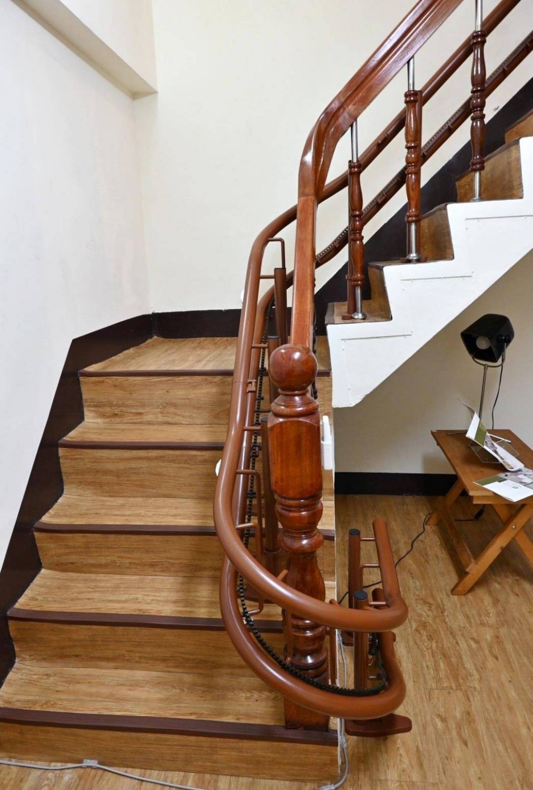 樓梯升降椅設備推薦｜羅布森樓梯升降椅｜樓梯升降椅第一品牌，MIT精品上下樓好幫手，台製升降椅安心有保障，全台各地免費預約評估，提供短期使用租賃方案之羅布森彎軌型樓梯升降椅體驗分享！