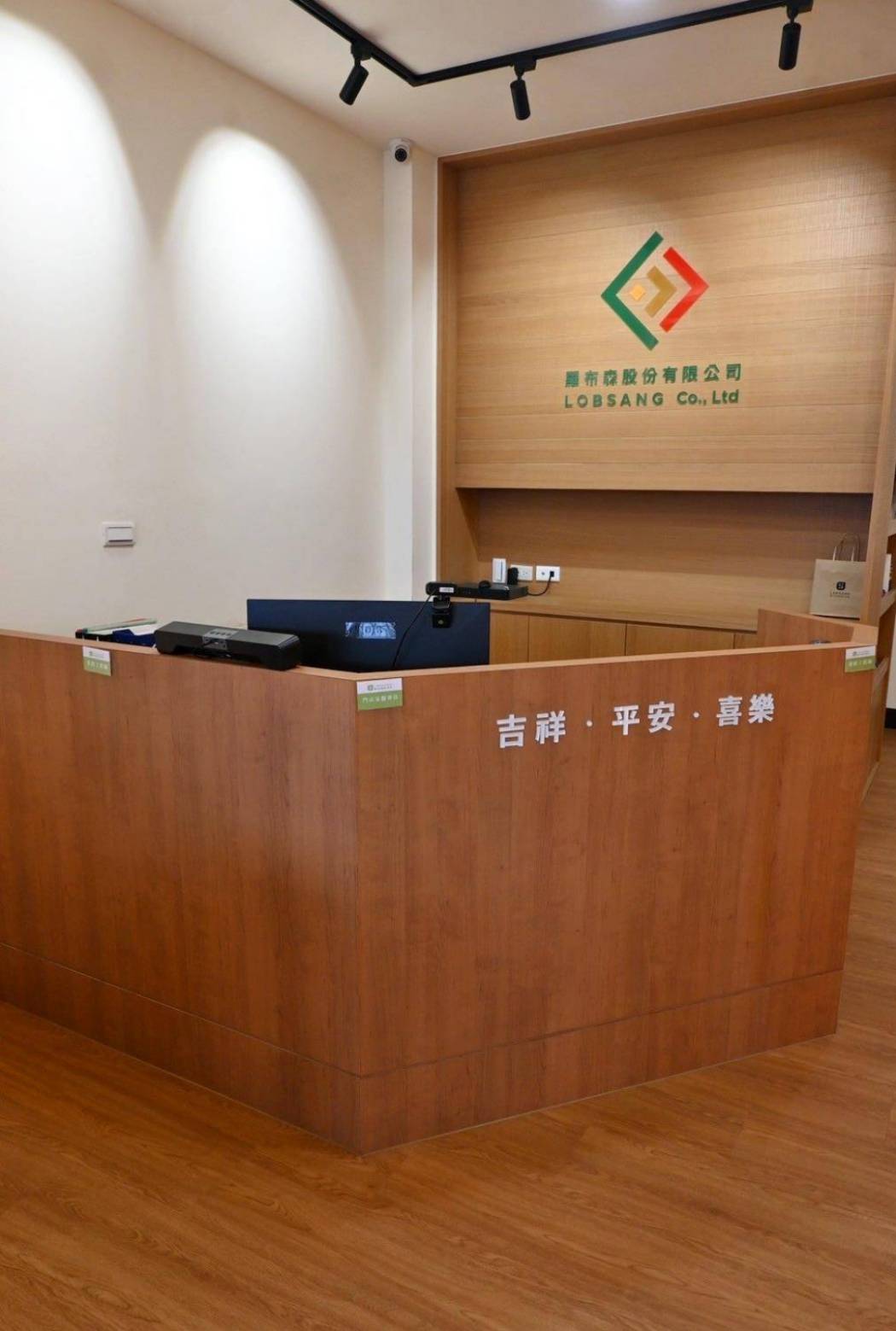 樓梯升降椅設備推薦｜羅布森樓梯升降椅｜樓梯升降椅第一品牌，MIT精品上下樓好幫手，台製升降椅安心有保障，全台各地免費預約評估，提供短期使用租賃方案之羅布森彎軌型樓梯升降椅體驗分享！