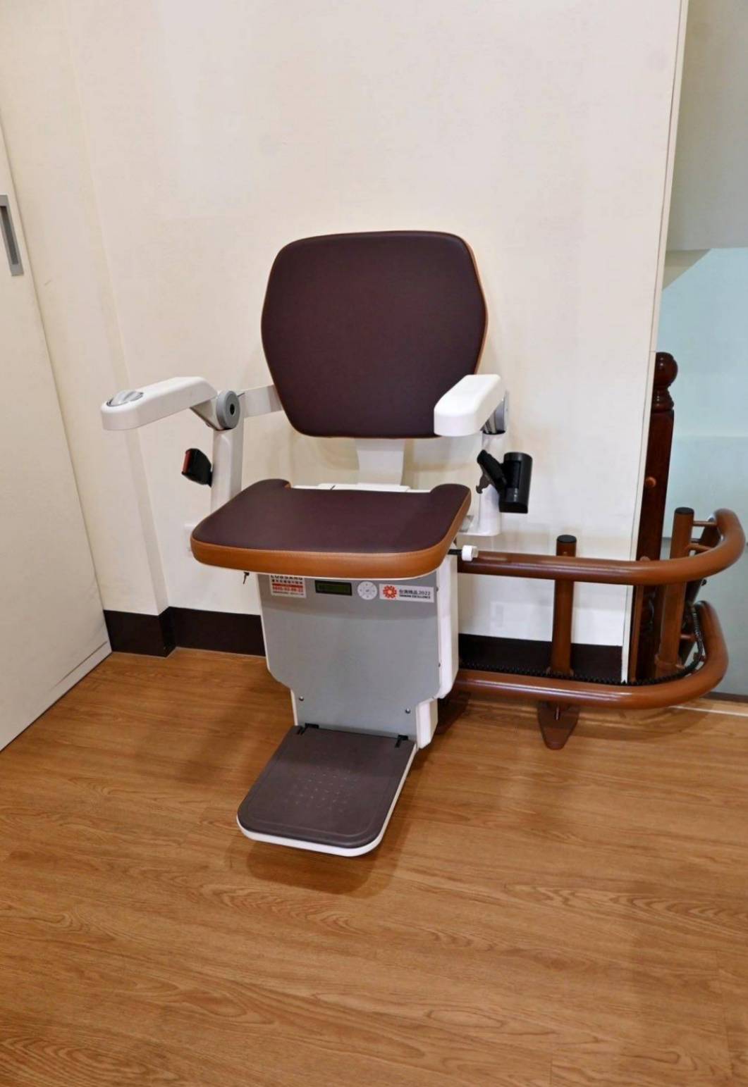 樓梯升降椅設備推薦｜羅布森樓梯升降椅｜樓梯升降椅第一品牌，MIT精品上下樓好幫手，台製升降椅安心有保障，全台各地免費預約評估，提供短期使用租賃方案之羅布森彎軌型樓梯升降椅體驗分享！