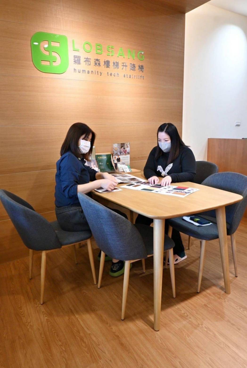 樓梯升降椅設備推薦｜羅布森樓梯升降椅｜樓梯升降椅第一品牌，MIT精品上下樓好幫手，台製升降椅安心有保障，全台各地免費預約評估，提供短期使用租賃方案之羅布森彎軌型樓梯升降椅體驗分享！