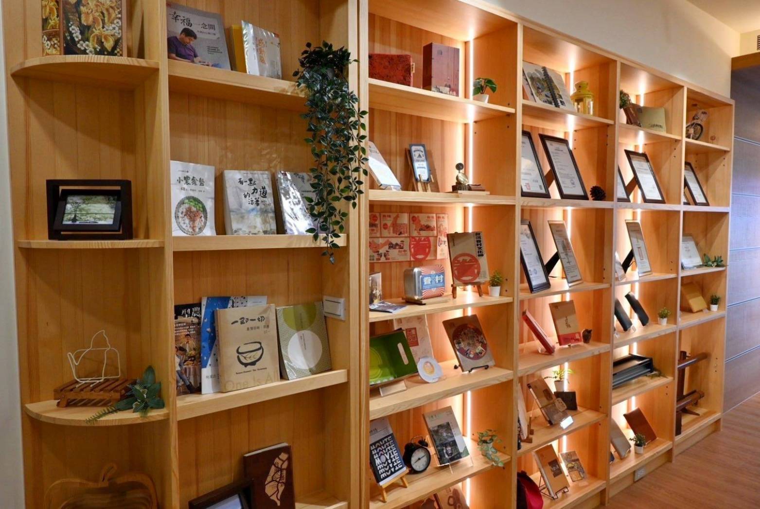 樓梯升降椅設備推薦｜羅布森樓梯升降椅｜樓梯升降椅第一品牌，MIT精品上下樓好幫手，台製升降椅安心有保障，全台各地免費預約評估，提供短期使用租賃方案之羅布森彎軌型樓梯升降椅體驗分享！