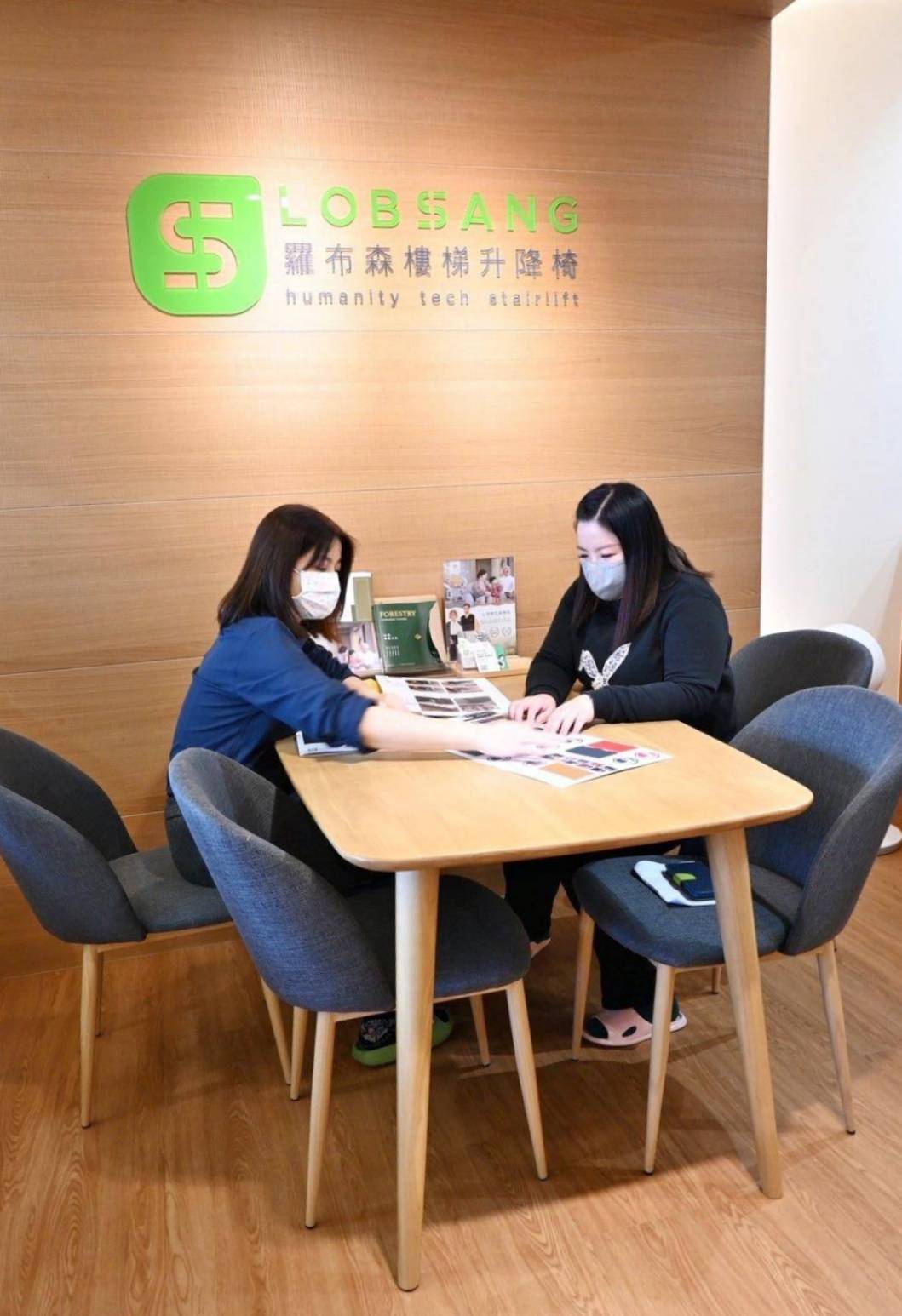 樓梯升降椅設備推薦｜羅布森樓梯升降椅｜樓梯升降椅第一品牌，MIT精品上下樓好幫手，台製升降椅安心有保障，全台各地免費預約評估，提供短期使用租賃方案之羅布森彎軌型樓梯升降椅體驗分享！