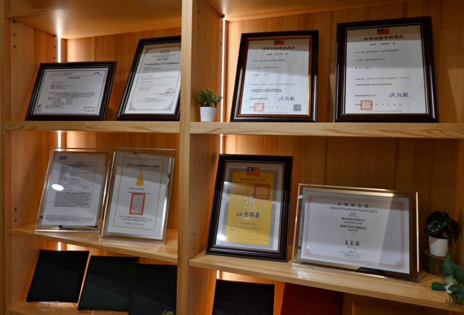 樓梯升降椅設備推薦｜羅布森樓梯升降椅｜樓梯升降椅第一品牌，MIT精品上下樓好幫手，台製升降椅安心有保障，全台各地免費預約評估，提供短期使用租賃方案之羅布森彎軌型樓梯升降椅體驗分享！