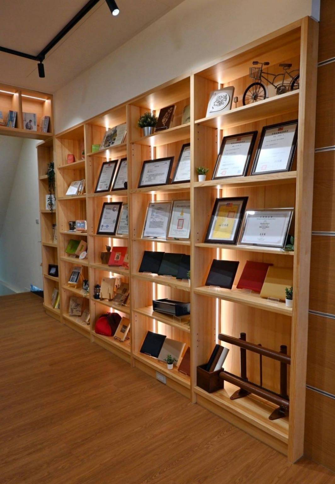 樓梯升降椅設備推薦｜羅布森樓梯升降椅｜樓梯升降椅第一品牌，MIT精品上下樓好幫手，台製升降椅安心有保障，全台各地免費預約評估，提供短期使用租賃方案之羅布森彎軌型樓梯升降椅體驗分享！