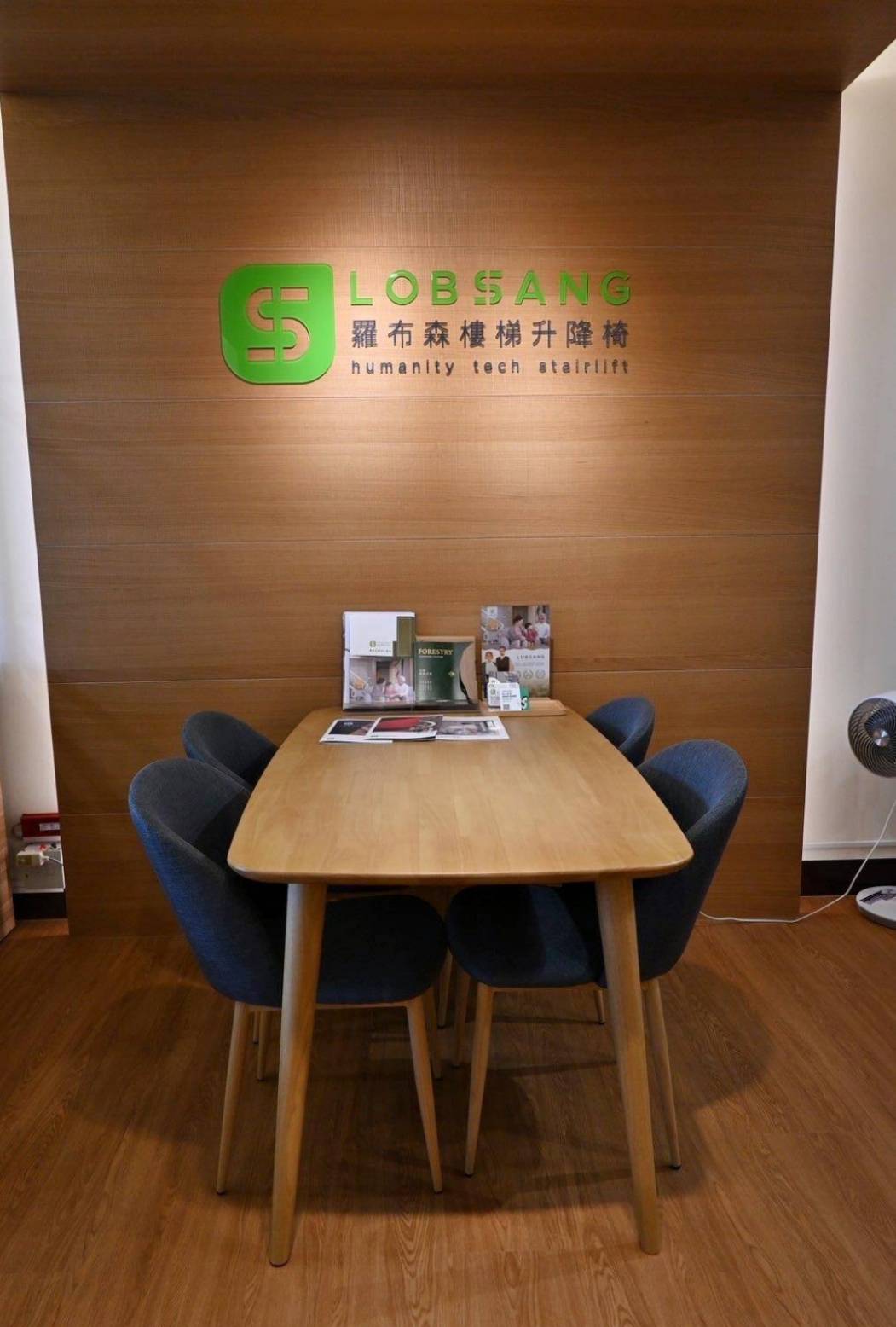 樓梯升降椅設備推薦｜羅布森樓梯升降椅｜樓梯升降椅第一品牌，MIT精品上下樓好幫手，台製升降椅安心有保障，全台各地免費預約評估，提供短期使用租賃方案之羅布森彎軌型樓梯升降椅體驗分享！