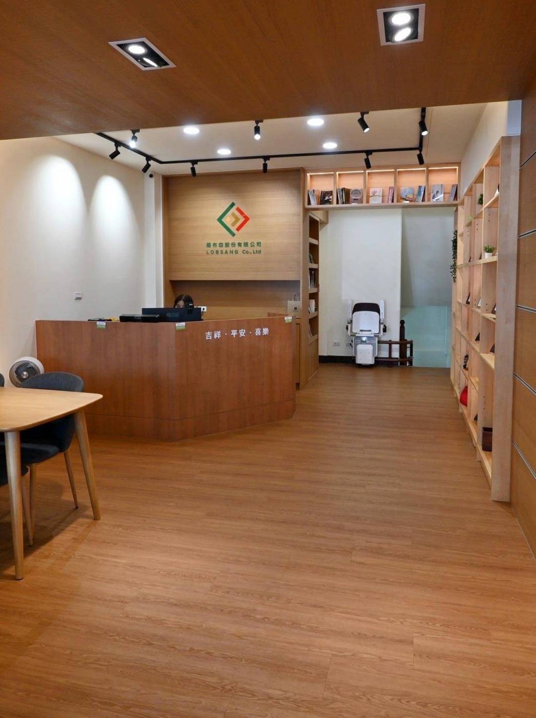 樓梯升降椅設備推薦｜羅布森樓梯升降椅｜樓梯升降椅第一品牌，MIT精品上下樓好幫手，台製升降椅安心有保障，全台各地免費預約評估，提供短期使用租賃方案之羅布森彎軌型樓梯升降椅體驗分享！