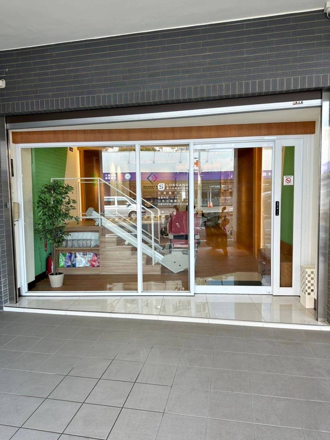 樓梯升降椅設備推薦｜羅布森樓梯升降椅｜樓梯升降椅第一品牌，MIT精品上下樓好幫手，台製升降椅安心有保障，全台各地免費預約評估，提供短期使用租賃方案之羅布森彎軌型樓梯升降椅體驗分享！