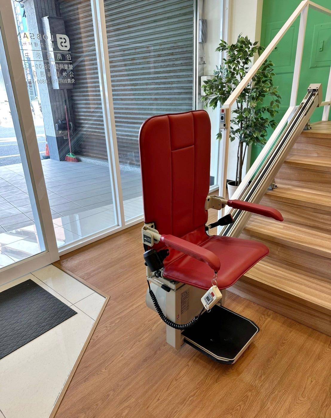 樓梯升降椅設備推薦｜羅布森樓梯升降椅｜樓梯升降椅第一品牌，MIT精品上下樓好幫手，台製升降椅安心有保障，全台各地免費預約評估，提供短期使用租賃方案之羅布森彎軌型樓梯升降椅體驗分享！