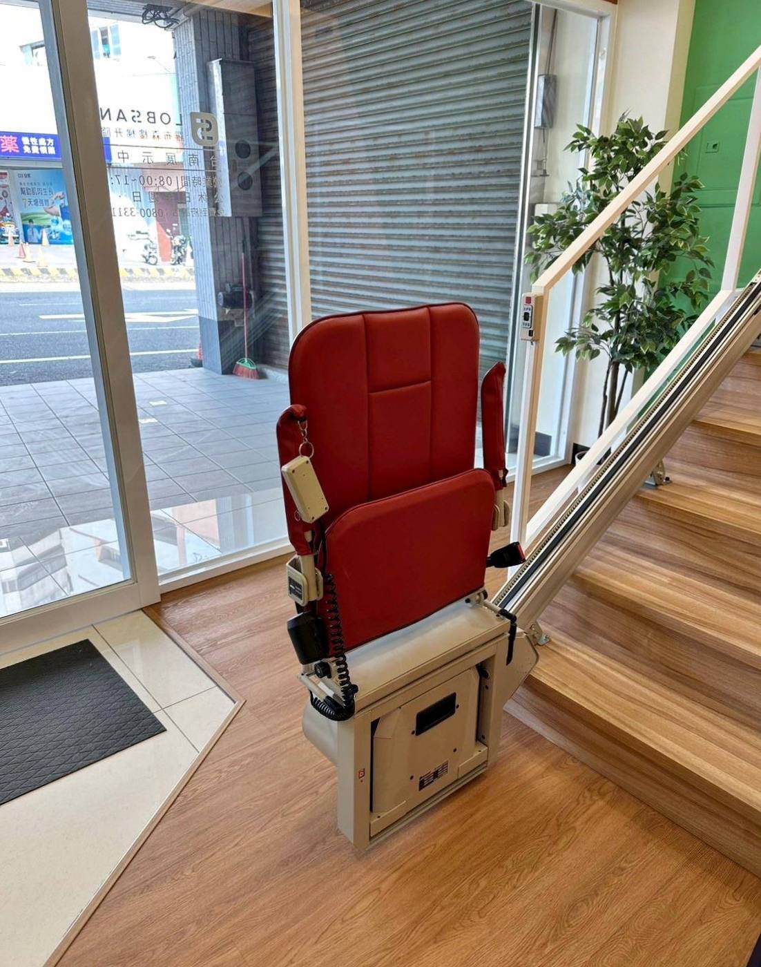 樓梯升降椅設備推薦｜羅布森樓梯升降椅｜樓梯升降椅第一品牌，MIT精品上下樓好幫手，台製升降椅安心有保障，全台各地免費預約評估，提供短期使用租賃方案之羅布森彎軌型樓梯升降椅體驗分享！