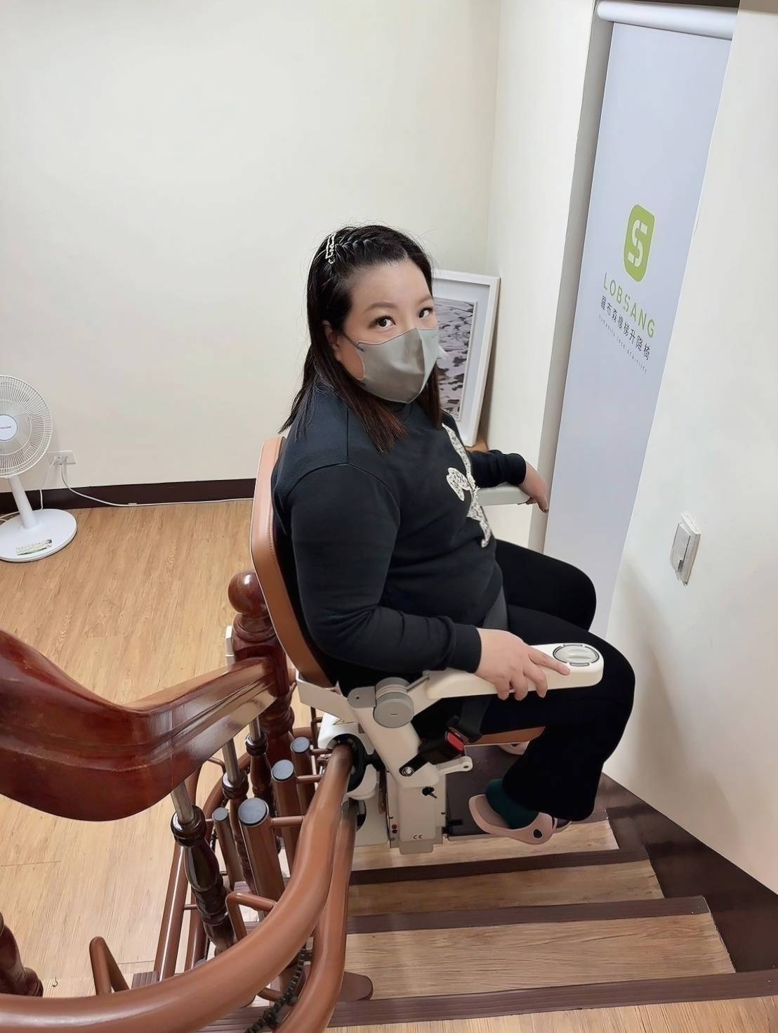 樓梯升降椅設備推薦｜羅布森樓梯升降椅｜樓梯升降椅第一品牌，MIT精品上下樓好幫手，台製升降椅安心有保障，全台各地免費預約評估，提供短期使用租賃方案之羅布森彎軌型樓梯升降椅體驗分享！