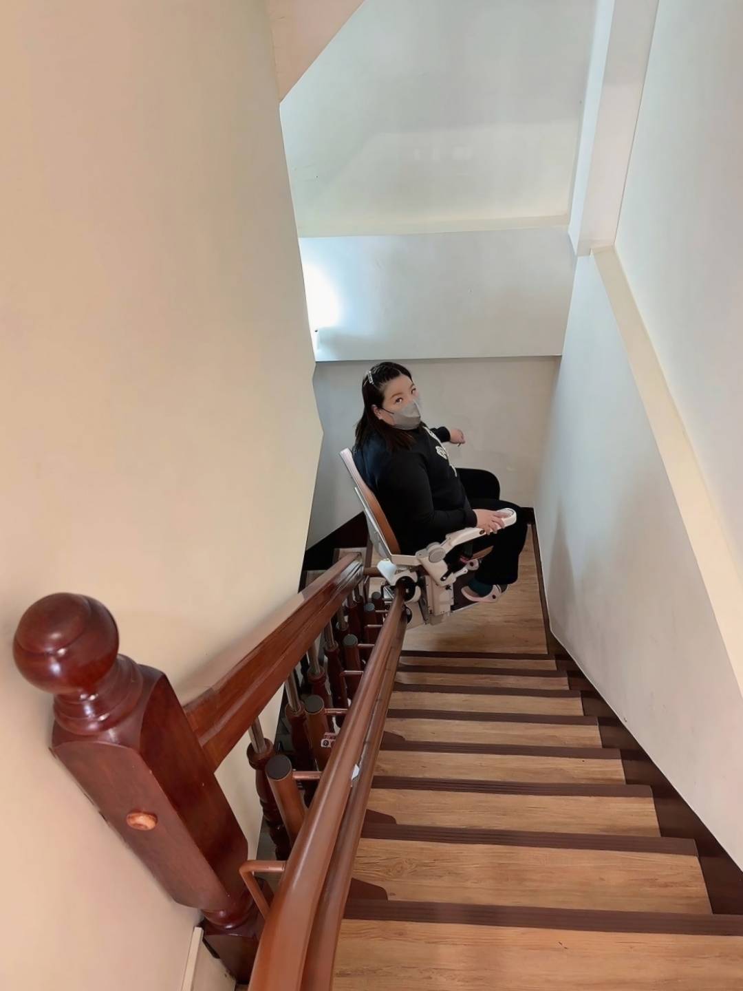 樓梯升降椅設備推薦｜羅布森樓梯升降椅｜樓梯升降椅第一品牌，MIT精品上下樓好幫手，台製升降椅安心有保障，全台各地免費預約評估，提供短期使用租賃方案之羅布森彎軌型樓梯升降椅體驗分享！